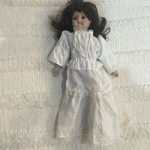 Vintage collectible porcelain wind up animated musical doll plays song memories